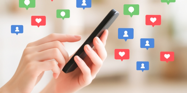 コールセンターで対応している人物の画像