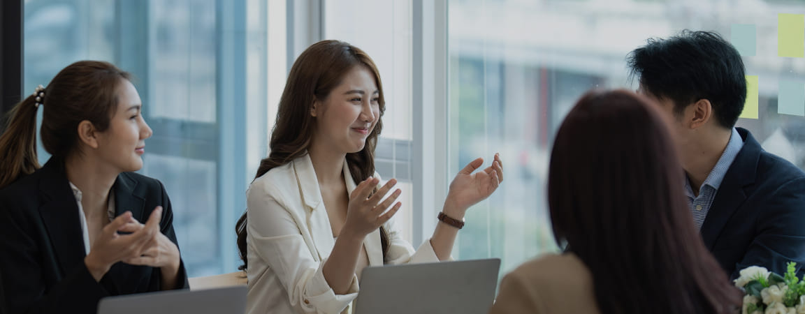 会議をしながら笑い合う人たちの画像